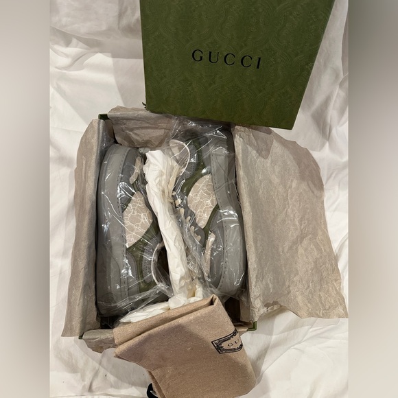 Men’s GUCCI chunky B sneakers - Picture 3 of 10